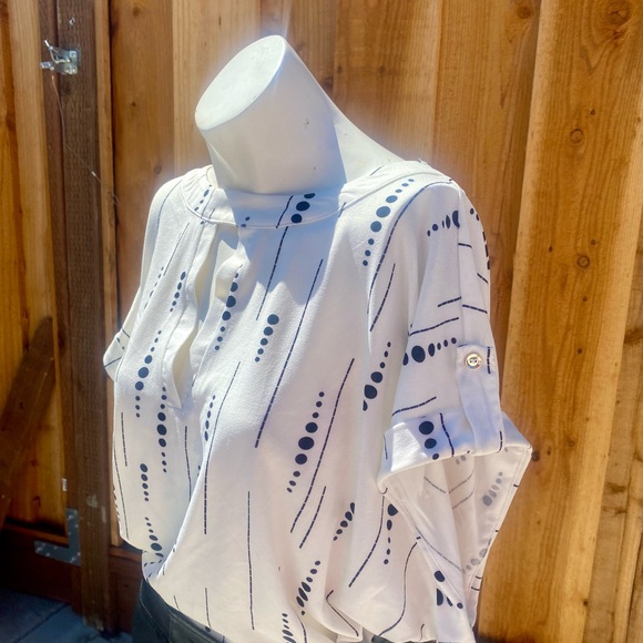 White & Black Short Sleeve Top 🤍 - Picture 2 of 11